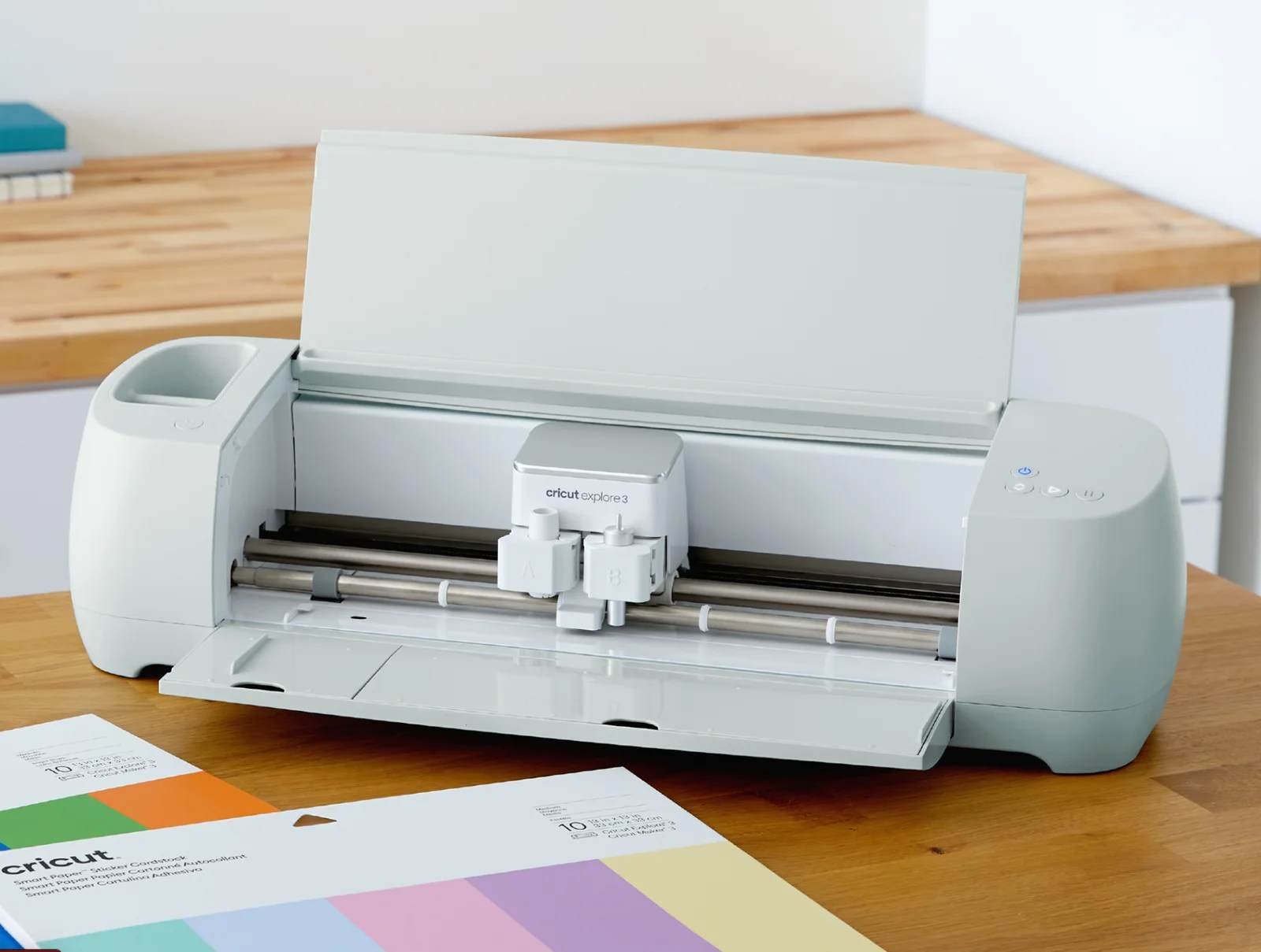 Cricut Explore 3 - Crafting machine with Smart Materials and efficient cutting for medium-sized projects